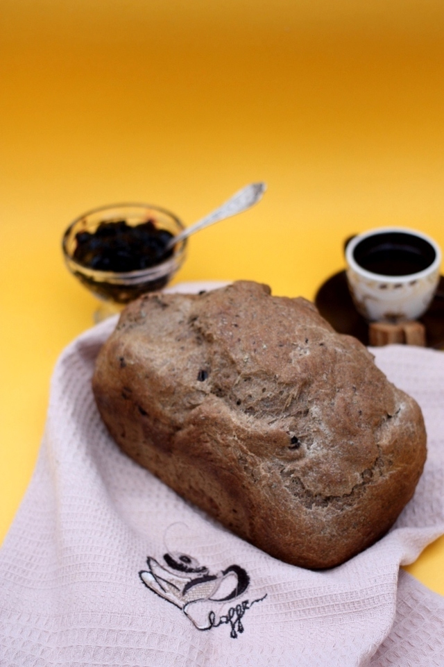 Фото к рецепту: Кофейно-черёмуховый хлеб с черносливом (рецепт для хп)
