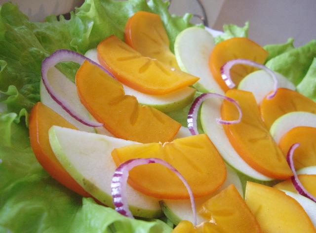 Фото к рецепту: Яркий салат с хурмой и яблоками