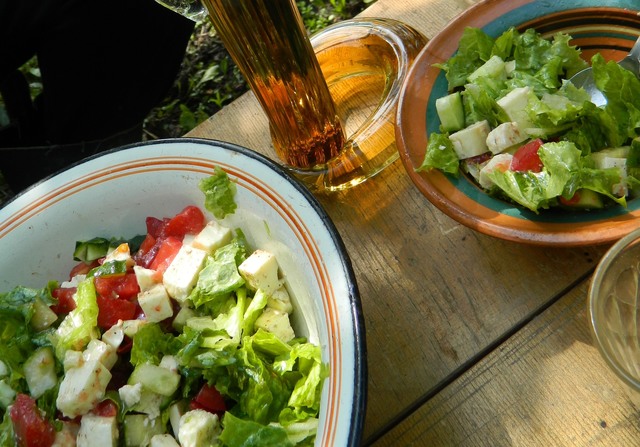Фото к рецепту: Греческий салат с адыгейским сыром