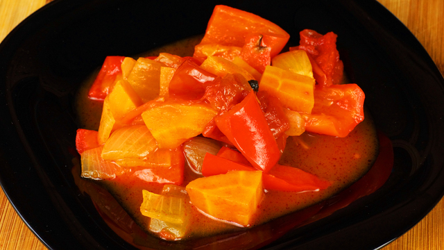 Фото к рецепту: Ассорти овощное на зиму в томатном соусе. закусочный салат