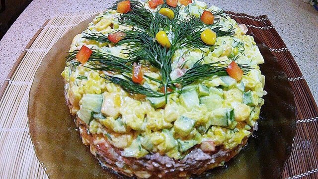 Фото к рецепту: Салат из тунца и пикантного риса