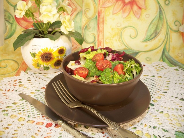 Фото к рецепту: Салат с заправкой из пармезана.