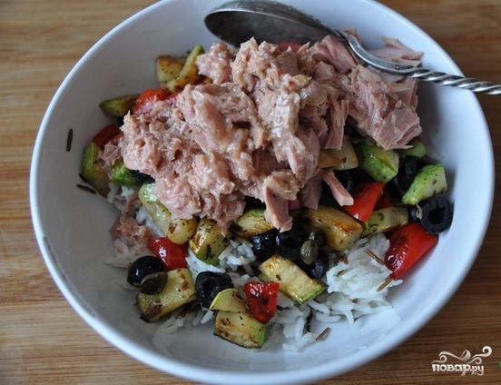 Салат из консервированного тунца с рисом - фото шаг 4