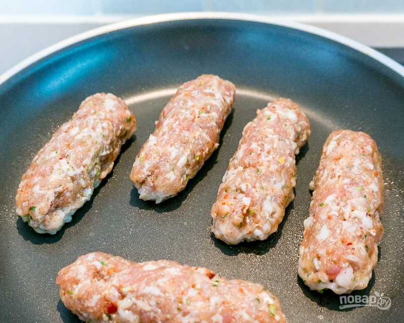 Колбаски из свинины с петрушкой - фото шаг 4