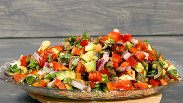 Фото к рецепту: Салат с авокадо и оливками