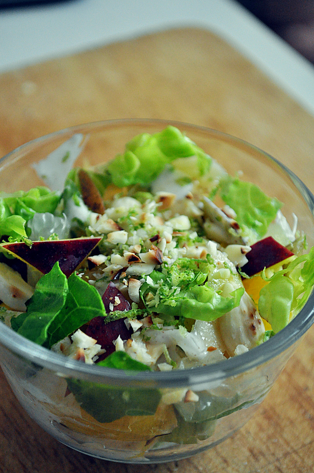 Фото к рецепту: Райский салат с тропическими фруктами и пряной заправкой