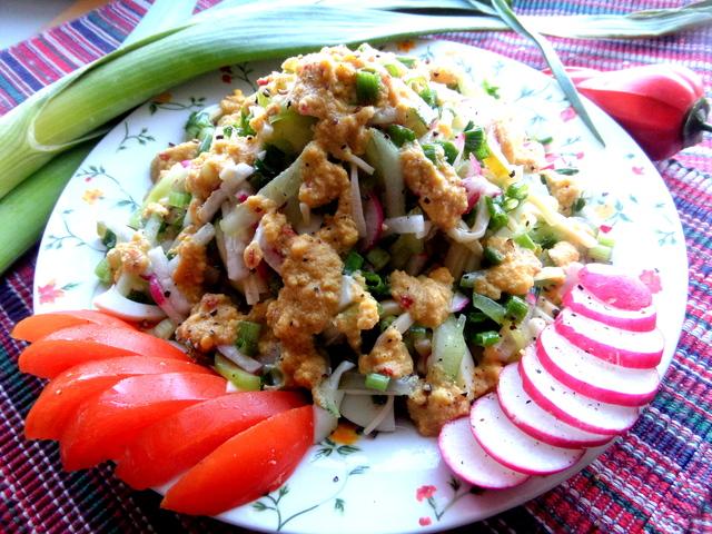 Фото к рецепту: Салат из редиски с сыром