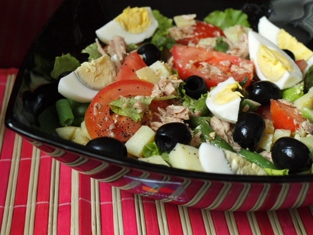 Фото к рецепту: Салат с тунцом и овощами.