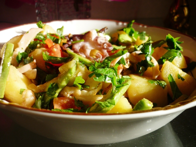 Фото к рецепту: Картофельный салат с морепродуктами