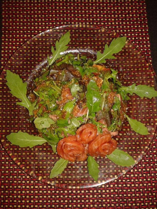 Фото к рецепту: Салат из листовой зелени с семгой холодного копчения