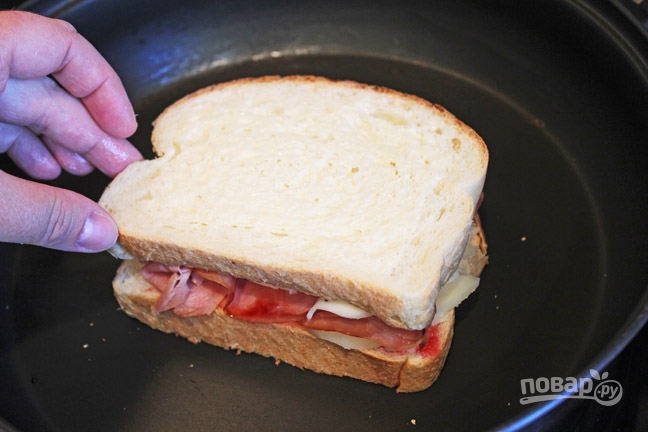 Горячие бутерброды с колбасой и сыром - фото шаг 3