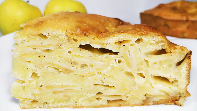 Фото к рецепту: Пирог шарлатанка с яблоками без разрыхлителя