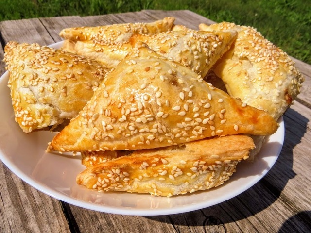 Фото к рецепту: Вкуснейшие бурекасы с сыром и баклажанами