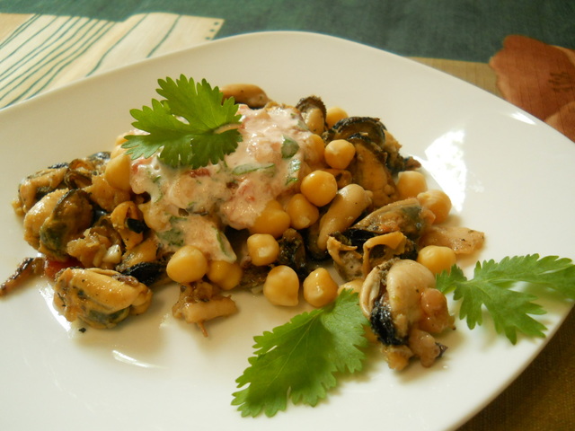 Фото к рецепту: Теплый салат с нутом , морепродуктами под легким соусом.
