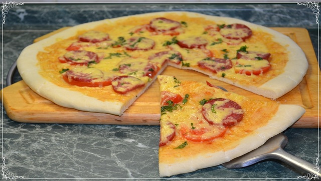 Фото к рецепту: Домашняя пицца в духовке – не хуже чем в пиццерии!