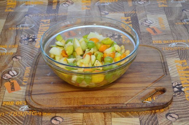 Фото к рецепту: Видео-рецепт. салат фруктовый рай 