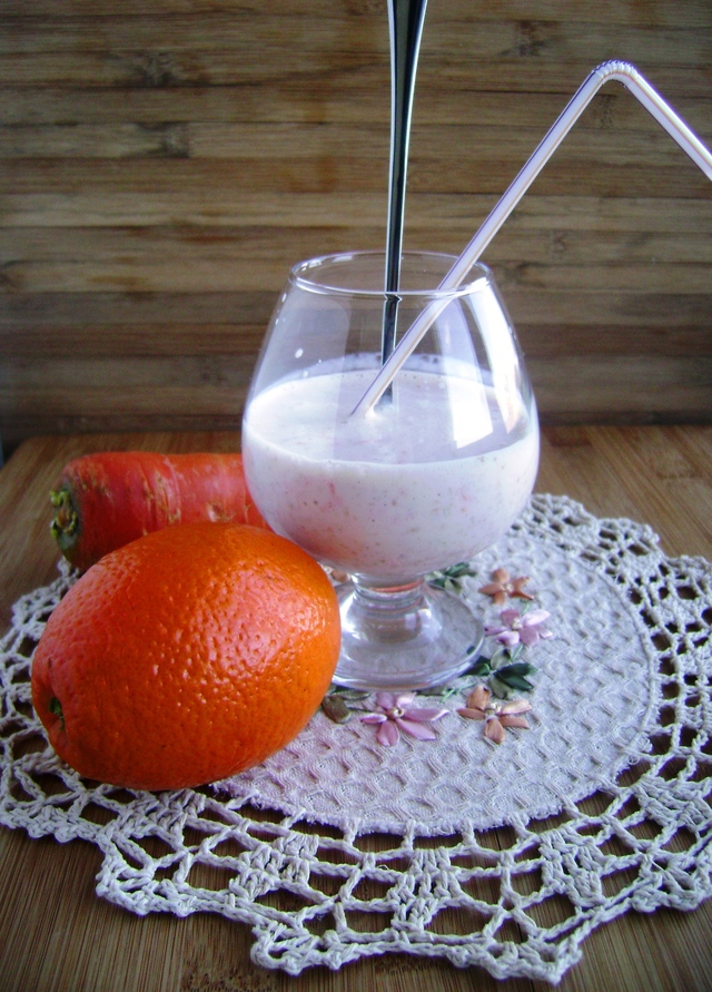 Фото к рецепту: Утренний йогуртовый смузи