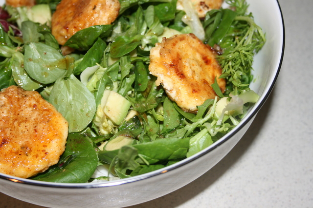 Фото к рецепту: Зеленый салат с авокадо и жареным сыром
