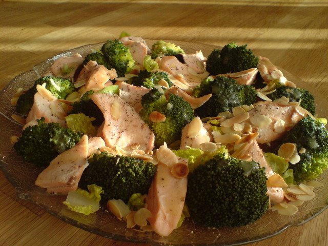 Фото к рецепту: Салат из сёмги и брокколи,сваренных на пару