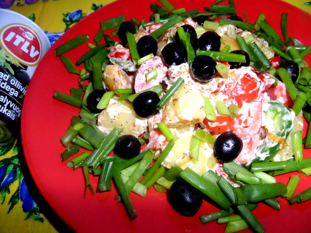 Фото к рецепту: Салат с картофелем и маслинами