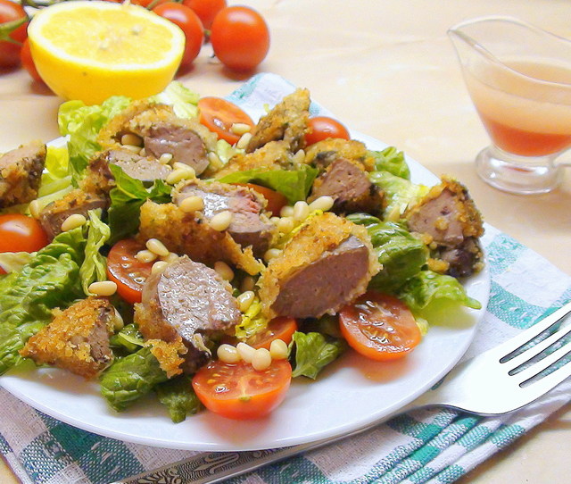 Фото к рецепту: Тёплый салат с романо, куриной печенью в кляре и малиновым соусом. для венерочки и для вас