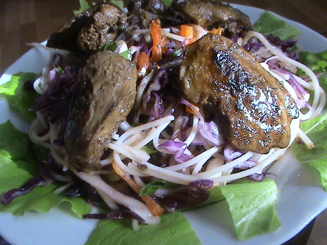 Фото к рецепту: Салат с куриной печенью и заправкой в азиатском стиле