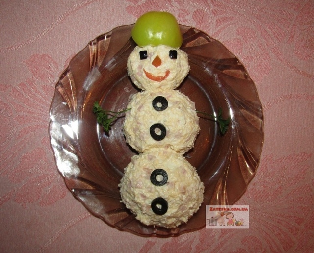 Фото к рецепту: Новогодний салат «снеговик» 