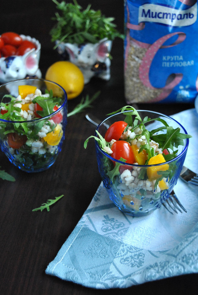 Фото к рецепту: Легкий салат с рукколой, перловкой и свежими овощами «настоящая жемчужинка»