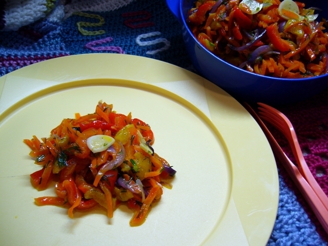 Фото к рецепту: Салат из запеченного сладкого перца, моркови и лука