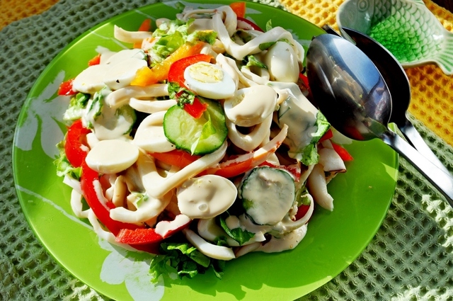 Фото к рецепту: Салат из кальмаров с перепелиными яйцами и овощами