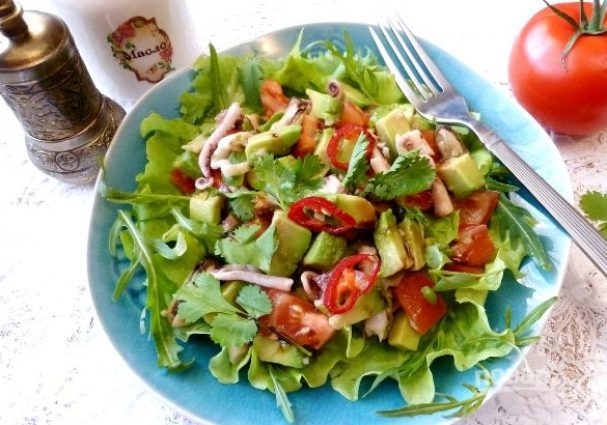 Салат с авокадо и морепродуктами