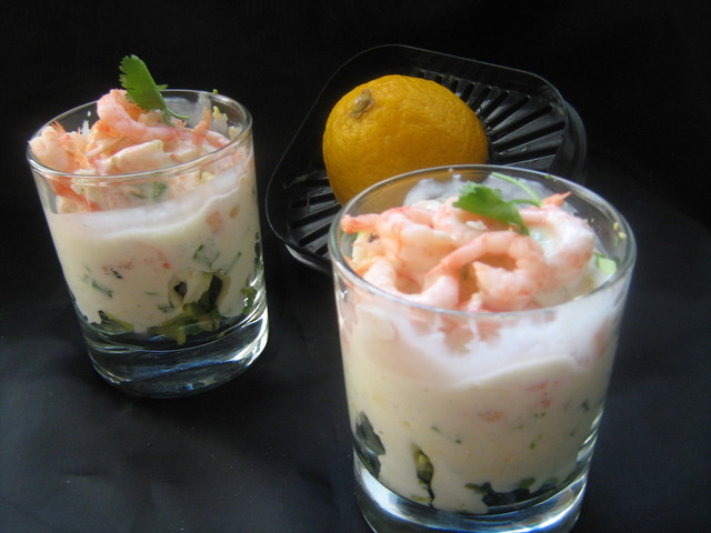 Фото к рецепту: Креветочно-авокадный салат под соусом айоли 