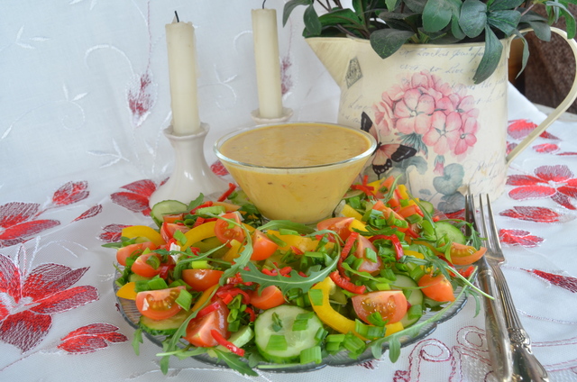 Фото к рецепту: Простой салат из овощей с очень непростым соусом