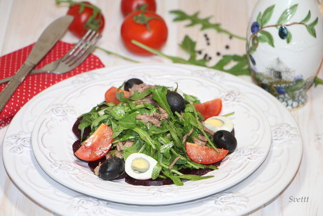 Фото к рецепту: Салат из телятины, рукколы и овощей 