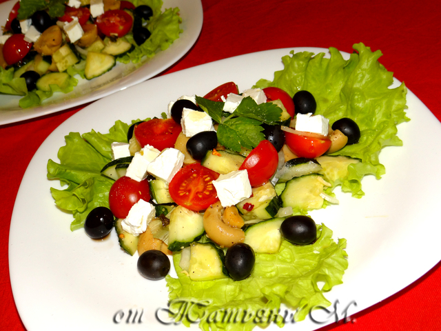 Фото к рецепту: Легкий салат с овощами, шампиньонами и фетой