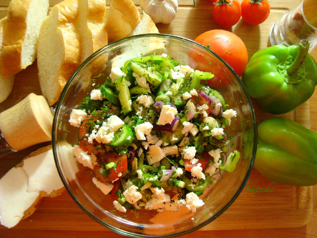 Фото к рецепту: Салат с брынзой и свежими овощами.
