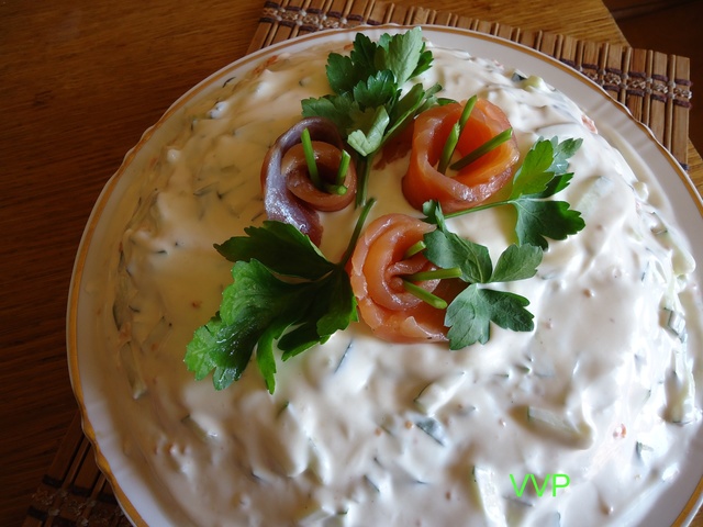 Фото к рецепту: Салат с семгой и свежим огурцом праздник