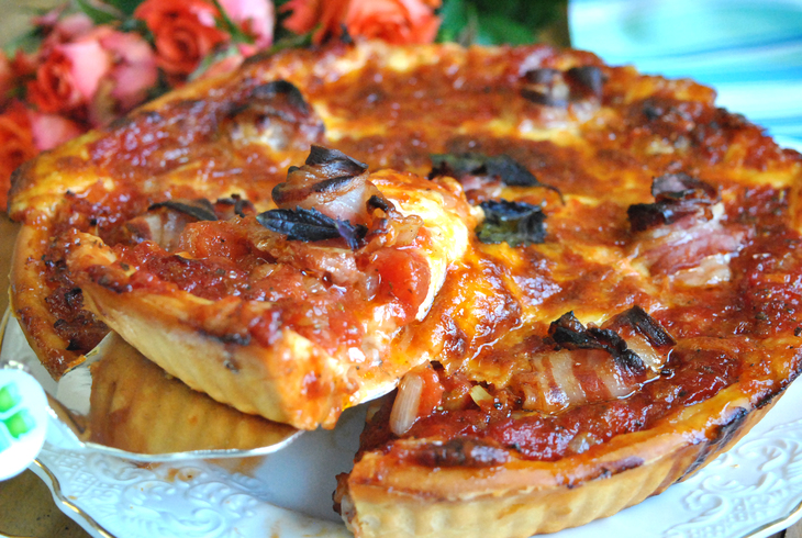 Мясной пирог с грудинкой, моцареллой и томатным соусом «праздник вкуса». тест-драйв с "окраиной"