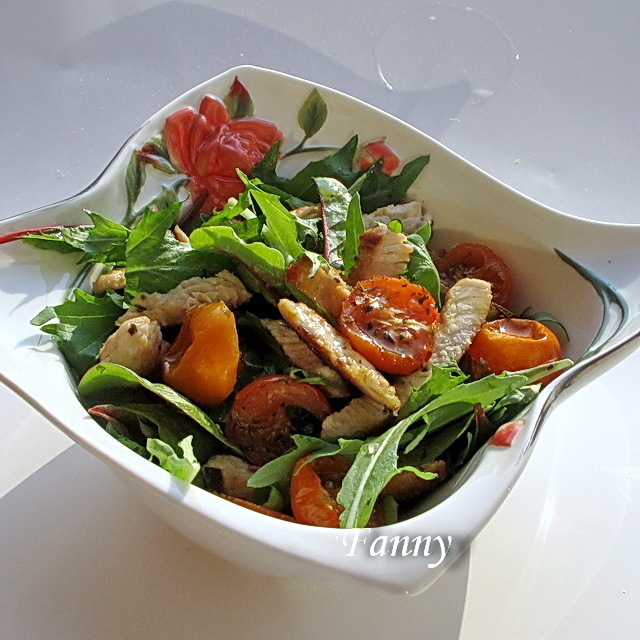 Фото к рецепту: Салат с печеными помидорами и индейкой