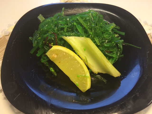 Фото к рецепту: Салат из морских водрослей чука 