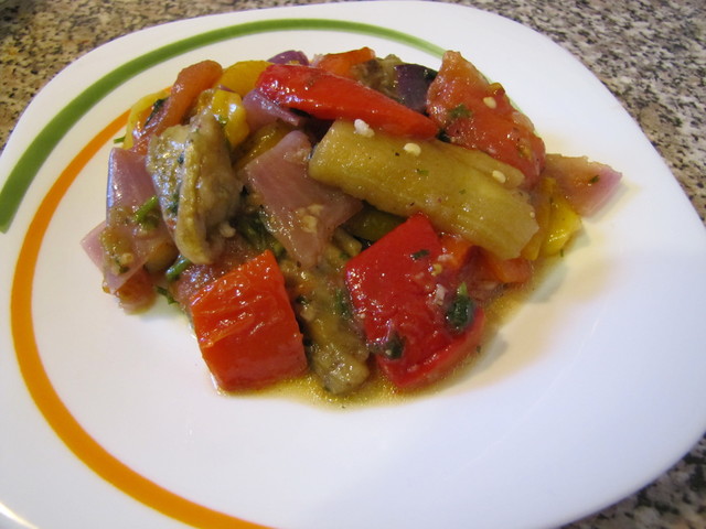 Фото к рецепту: Испанский салат из печеных овощей