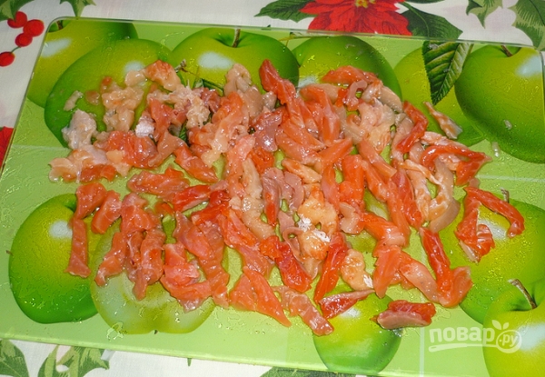 Салат с красной рыбой и икрой - фото шаг 4