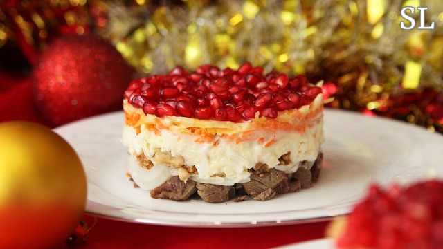 Фото к рецепту: Слоеный новогодний салат красная шапочка 