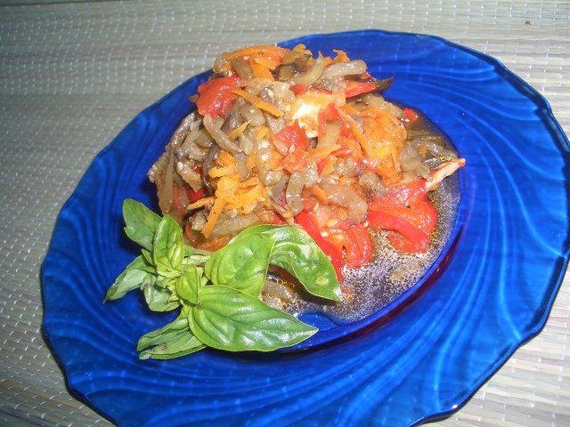 Фото к рецепту: Салат из баклажан с курицей изобилие (дуэль)