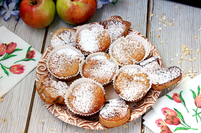 Фото к рецепту: Овсяные кексы с яблоком и корицей
