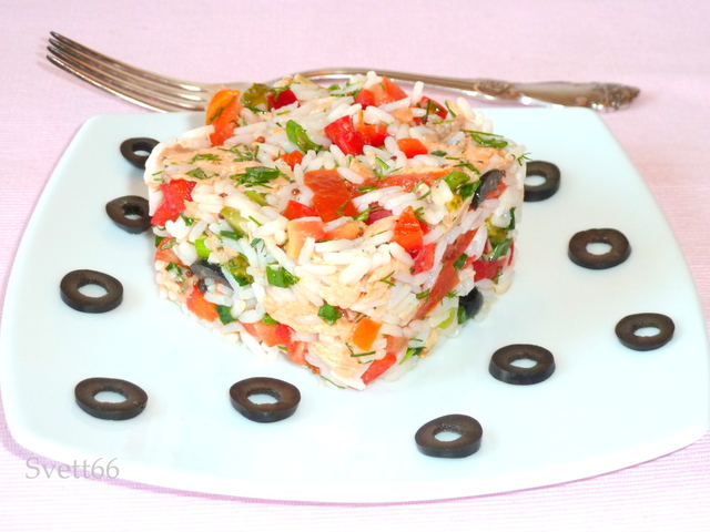 Фото к рецепту: Салат с запеченной рыбой, рисом и овощами
