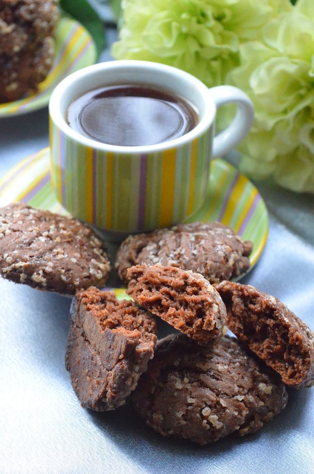 Фото к рецепту: Рассыпчатое шоколадное печенье брауни 