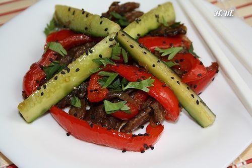 Фото к рецепту: Теплый салат огурцы с мясом по- корейски .