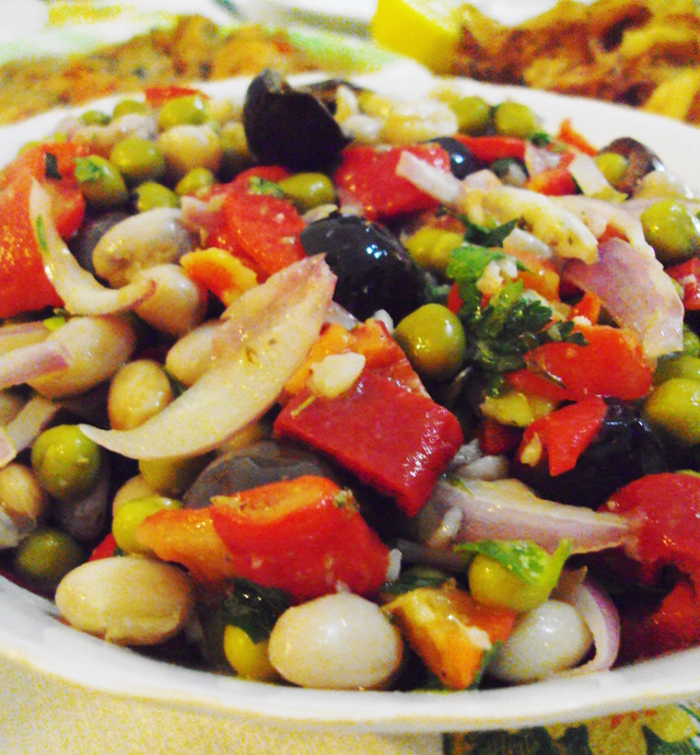 Фото к рецепту: Салат буковинский со средиземноморской ноткой.