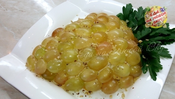 Фото к рецепту: Праздничный салат «гроздь винограда»
